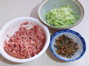 青口肉冷水泡发！（我的是青口肉干）