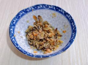 将泡好的青口肉处理干净！