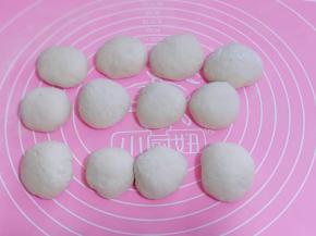 发酵好的面团取出揉圆排气，分割等份的小面团！