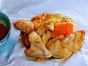 腌制好的鸡会有汤料汁，用刷子反复刷两遍！