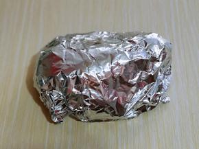 再包上一张锡纸，如图！