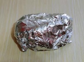 再包上一张锡纸，如图！