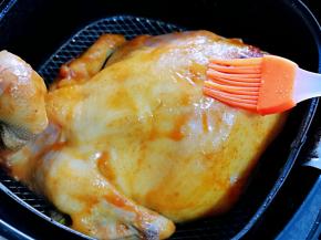 20分钟后将锡纸取下来，再放入炸锅中，再次刷上一层腌料汁！