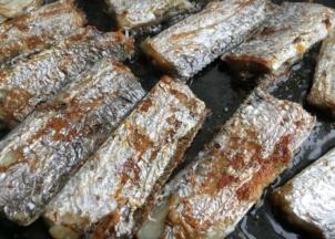 一面煎至金黄在翻面煎另外一面，两面都煎好就可以出锅了