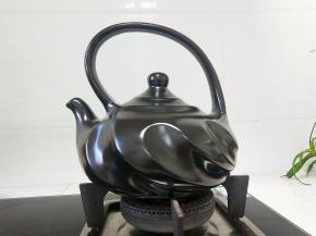 陶瓷烧水壶刷洗干净。