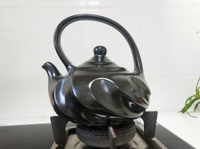 陶瓷烧水壶刷洗干净。