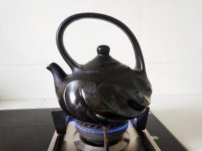 倒入刚送到家的鲜牛奶，中大火快煮。