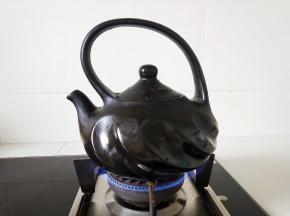 倒入刚送到家的鲜牛奶，中大火快煮。