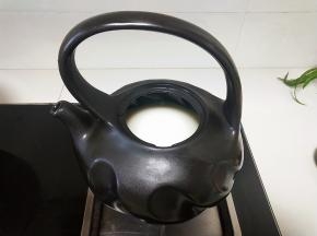 为了防止牛奶糊底或者溢锅，开盖，用筷子或者陶瓷勺不停搅拌，动作要温和，不要搅起泡沫。