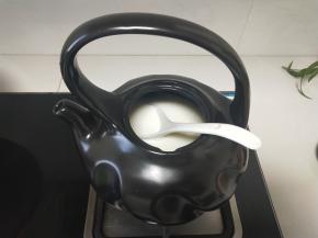 边煮边搅拌边注意观察牛奶变化，待牛奶一圈出现微小气泡的时候，立即关火，防止溢锅，因为陶瓷具有储温性，等沸腾再关火就晚了，会溢锅的，这样也会降低牛奶的营养价值。