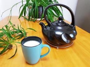 热牛奶慢慢降至温热不烫手时，再根据个人口感倒入适量白糖，用勺搅拌均匀。一次喝不完的牛奶，可连壶带牛奶一起放冰箱存放，下次可直接取出来放灶上加热喝。