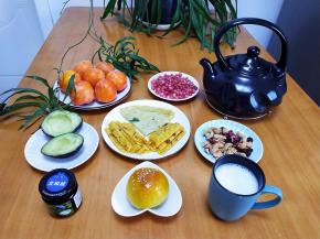 丰盛早餐：煮的鲜牛奶，南瓜小餐包，蓝莓酱，彩色油饼，杂蔬鸡蛋煎饼，柿子，石榴，牛油果，坚果组合（核桃仁，红皮核桃仁，腰果，蔓越莓干，蓝莓干等）。