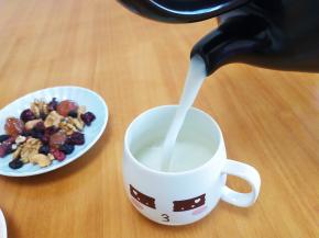 倒入杯中，即可享用。乌黑发亮的壶嘴，呆萌可爱。