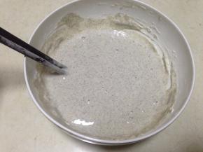 
加入五香粉和水搅拌均匀至无面粉颗粒，静置5分钟（面糊的最终状态应该是提起来会缓缓低落，低落后会有淡淡的纹路但很快消失就行）