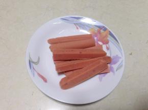 火腿肠去皮切成小段，也可以不切
