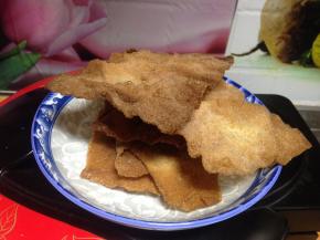 
锅内加油烧至微热放入馄饨皮，面皮很薄非常容易熟，炸至两面金黄即可捞出控油