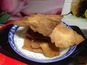 锅内加油烧至微热放入馄饨皮，面皮很薄非常容易熟，炸至两面金黄即可捞出控油