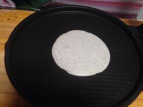 
舀一勺面糊倒入饼铛