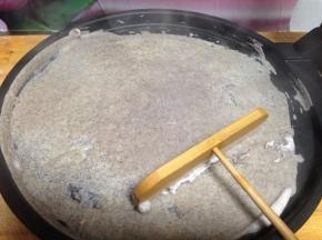 用刮子迅速摊平