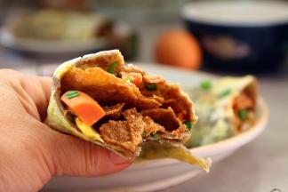 
最后卷起就可以食用了。