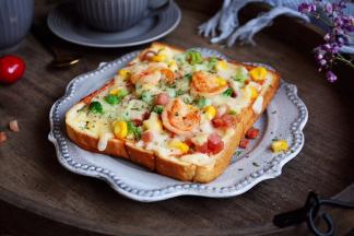 在鲜虾吐司披萨上撒少许的黑胡椒碎即可。