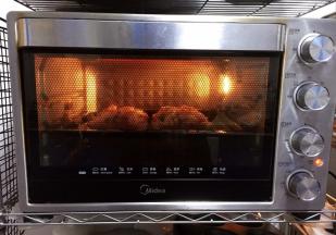 放入鲜虾吐司披萨，烤6分钟，奶酪融化即可。