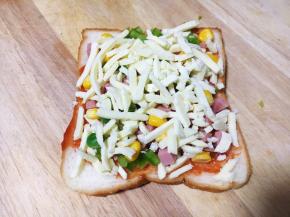 再放入适量的马苏里拉奶酪。 马苏里拉奶酪的量随个人喜好。