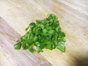 青椒切粒，大小随意。