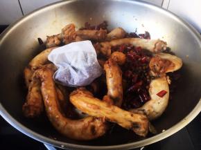 将食材翻炒均匀，放入步骤7的料包。