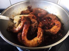 改大火收汁，收汁时不停的翻炒食材。