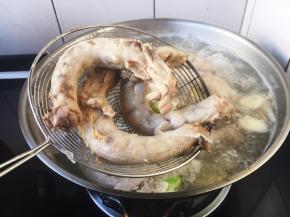 捞出焯过水的鸡脖。