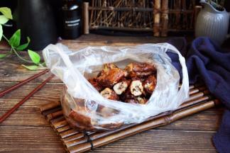 一次性做的多，吃不完的话请放在保鲜袋里，放入1小勺的香油，轻轻摇匀，放在冰箱里保存，这样麻辣鸡脖不发干，能保持原汁原味。