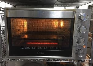 烤箱上下火调至200度，预热5分钟。