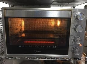 烤箱上下火调至200度，预热5分钟。