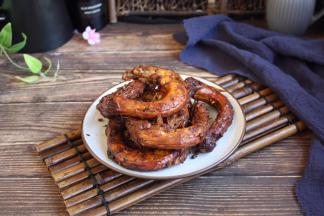 麻辣鸡脖热吃、凉食均可。