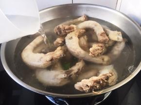 用开水清洗一下焯过水的鸡脖。