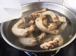 用开水清洗一下焯过水的鸡脖。