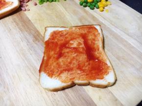 将适量的番茄沙司涂抹在吐司片上。