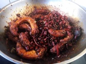 美味麻辣鸡脖出锅啦！