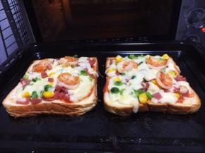 奶香浓郁的鲜虾吐司披萨出炉啦，满屋飘香。