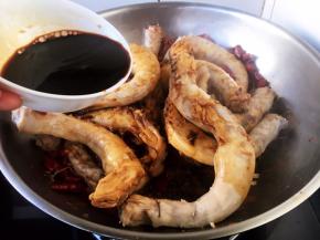 倒入生抽和黄酒。