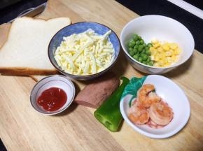 准备好食材。 马苏里拉奶酪提前从冰箱冷冻室拿出来，回暖至室温。