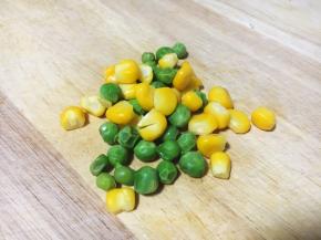 豌豆和玉米粒煮熟，沥干水分备用。