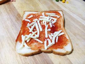 撒上少许的马苏里拉奶酪。