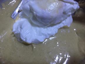 翻拌均匀再取三分之一蛋白继续翻拌均匀