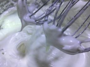 蛋白打到干性发泡，提起打蛋器有小尖角，停止。