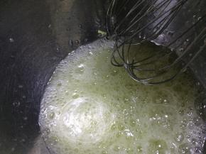 蛋清打到鱼眼泡，加20克糖继续打发