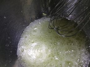 蛋清打到鱼眼泡，加20克糖继续打发