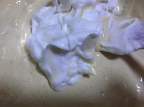 均匀之后取最后的蛋白，继续翻拌均匀