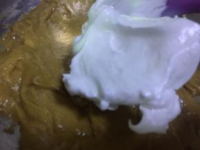 取三分之一蛋白，和蛋黄糊翻拌均匀